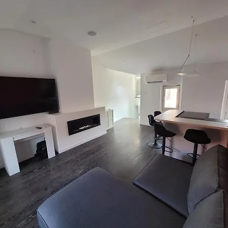 Dolce Rosso アパート アローナ